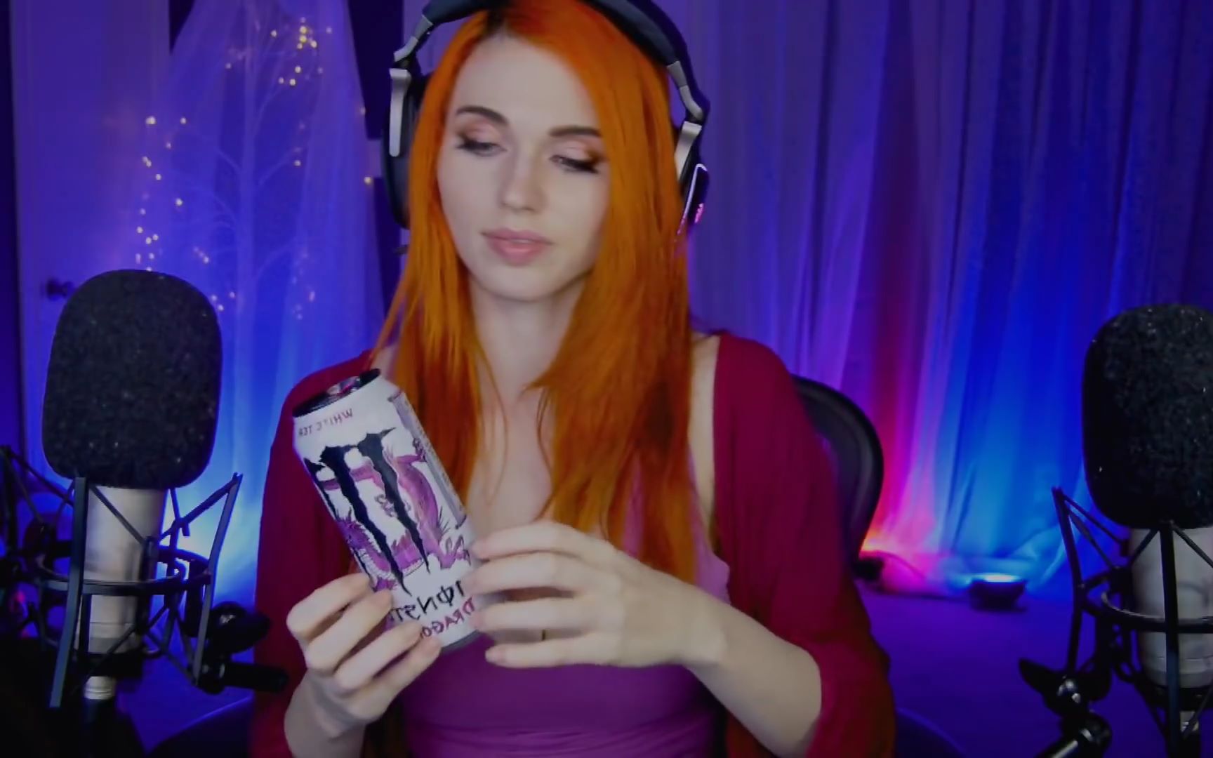 amouranth前凸后翘的斯嘉丽用瓶子给自己爱的放松