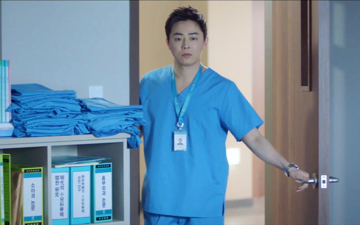 机智的医生生活经历过换衣服事件的小尴尬后开始双标敲门的李翼俊e10