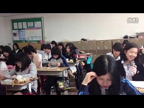 [图]韩国女子学校音乐课全班大合唱《最长的电影》。。