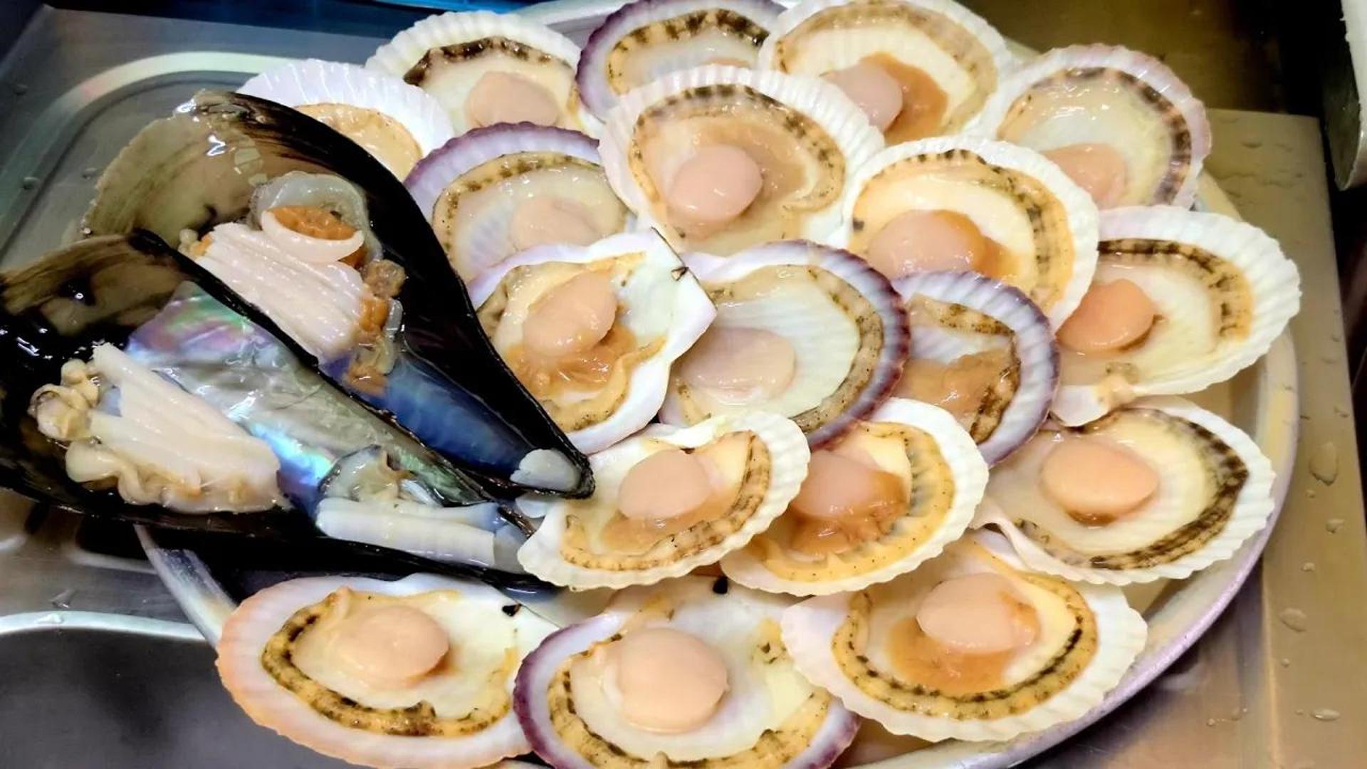 街上都是烤蛤蜊的路边摊釜山太宗大蛤蜊贵州村什锦烤贝壳鱼韩国海鲜