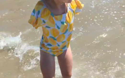 没有双臂的小女孩