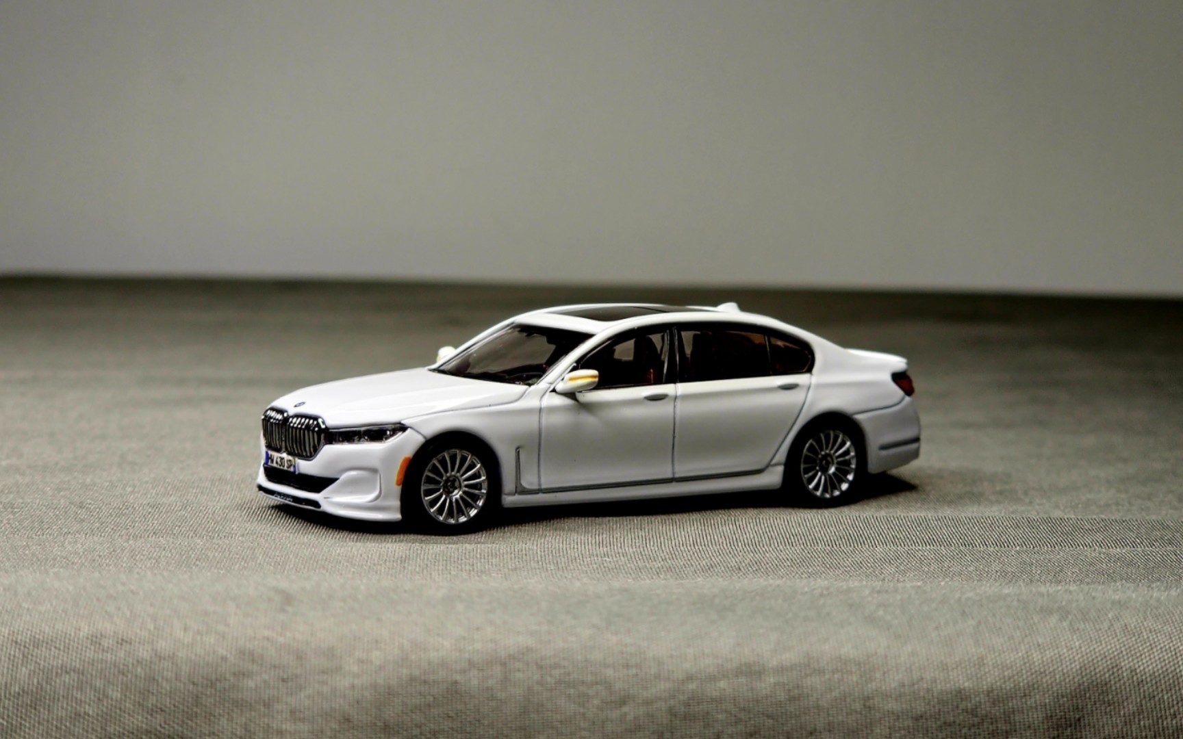 minigt 1:64 宝马7系 bmw alpina b7 白色西装暴徒