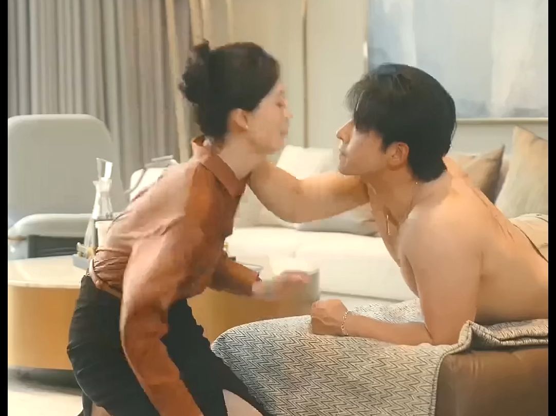 曾经的金牌律师,为了一百万纵身跳入泳池,背后究竟隐藏着怎样的故事?