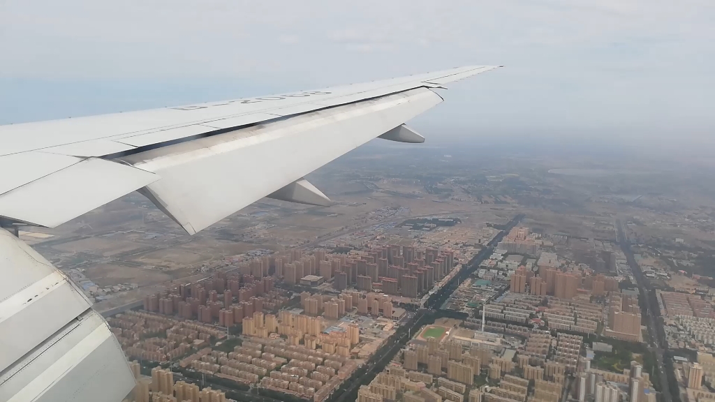 国航波音777-200降落乌鲁木齐地窝堡国际机场