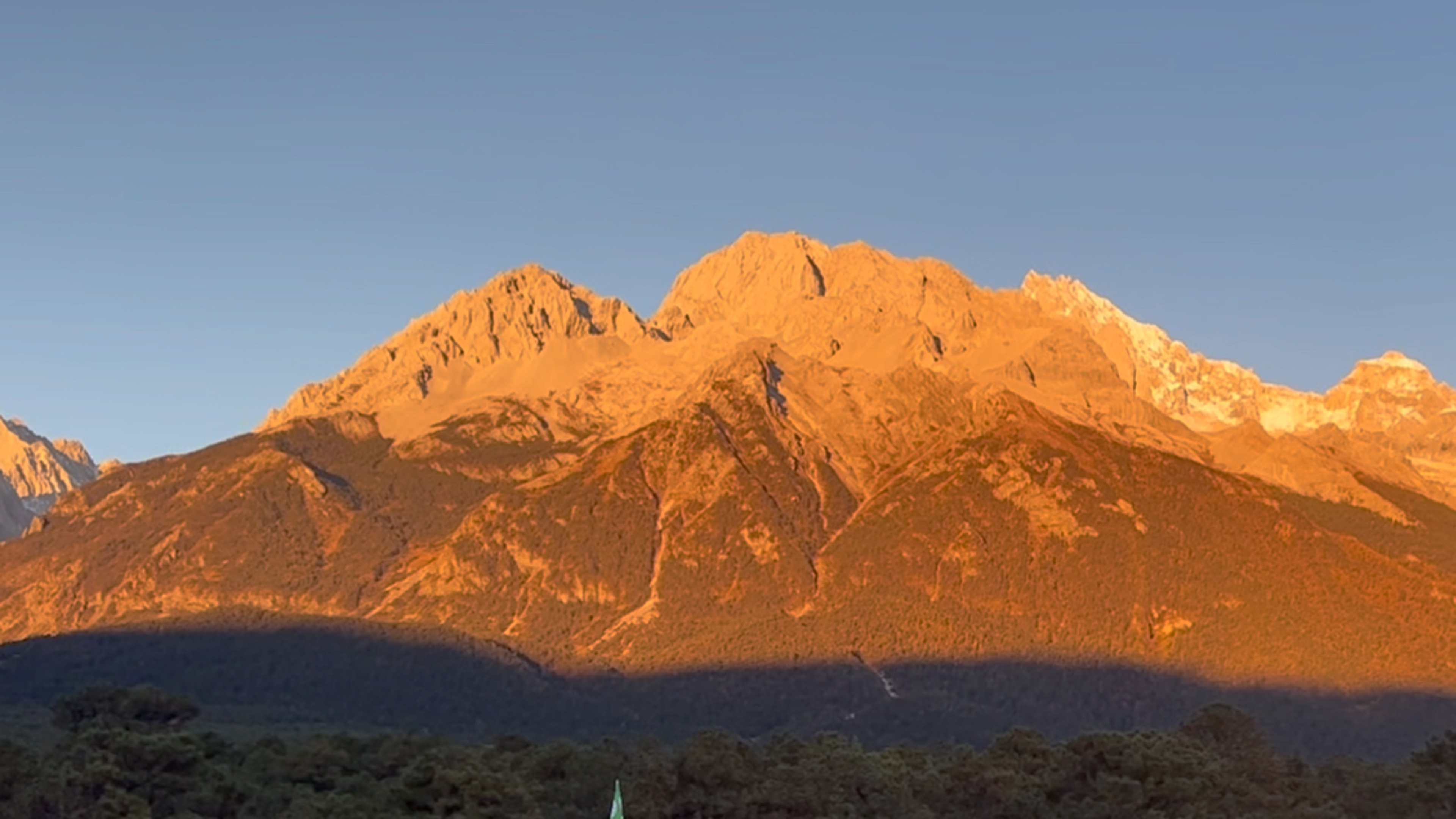 听说看到日照金山的人会幸运一整年