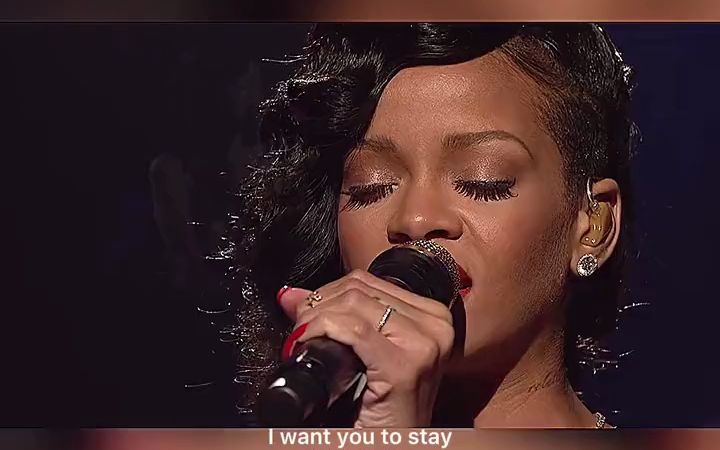 蕾哈娜深情演唱现场,歌声打动人心