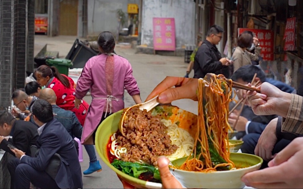 活动作品重庆第一梯坎面只能趴在墙角吃12元一碗肉多菜多酱多一碗不够