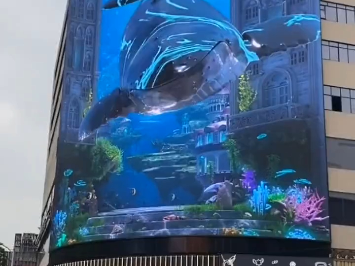 商业广场的户外裸眼3dled显示屏画面太震撼了!
