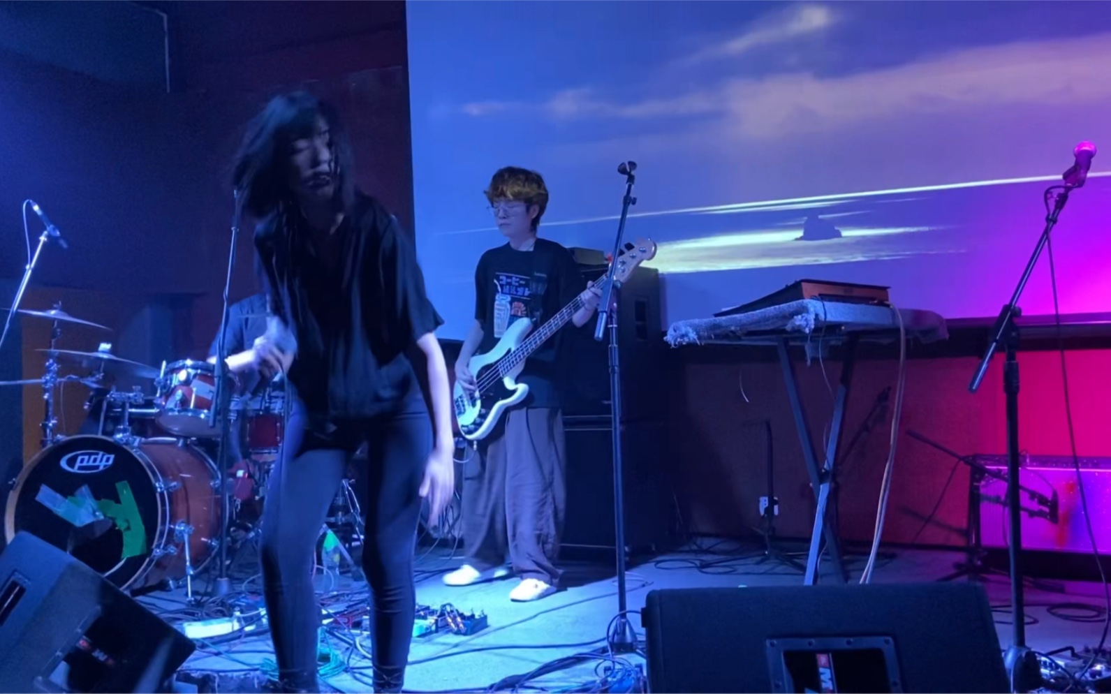 来自成都非常优秀的后朋克乐队 群像乐队 《青春礼葬》音乐现场