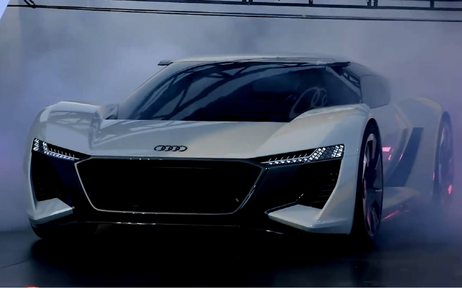 新款奥迪e-tron pb18 纯电动超跑|见过驾驶位可左右移动的车嘛?