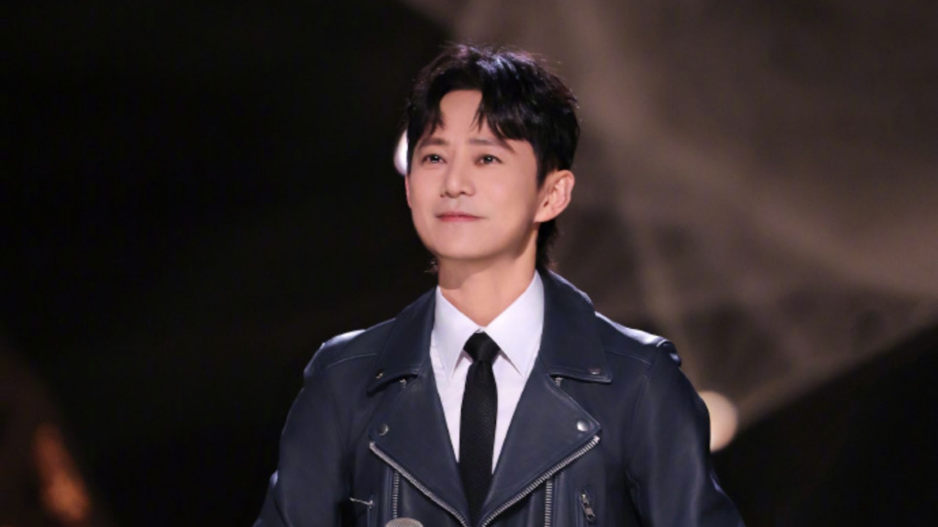 何炅《歌手》直播修改台本,临场润色好周全,再次被主持功力震撼