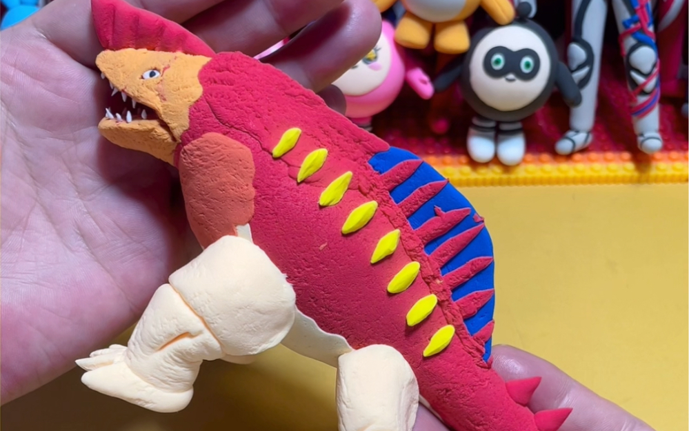 粘土手工时刻:捏奥特曼彩色有脚的加巴顿怪兽