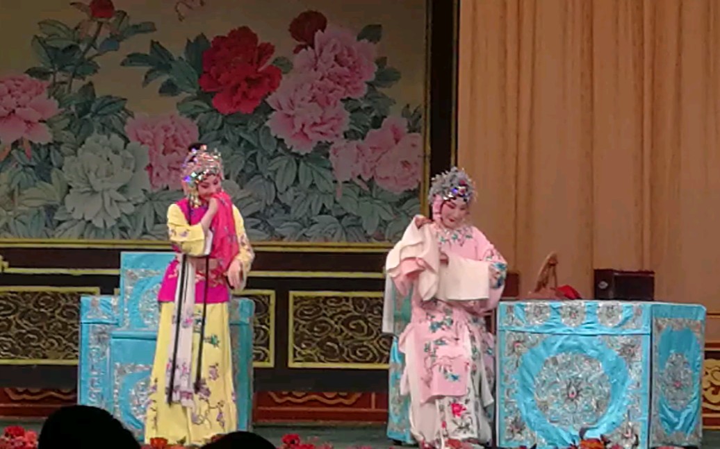 程派剧目《碧玉簪》之"梳妆",张玉贞(孙劲梅饰)"对菱花暗地里芳心自转