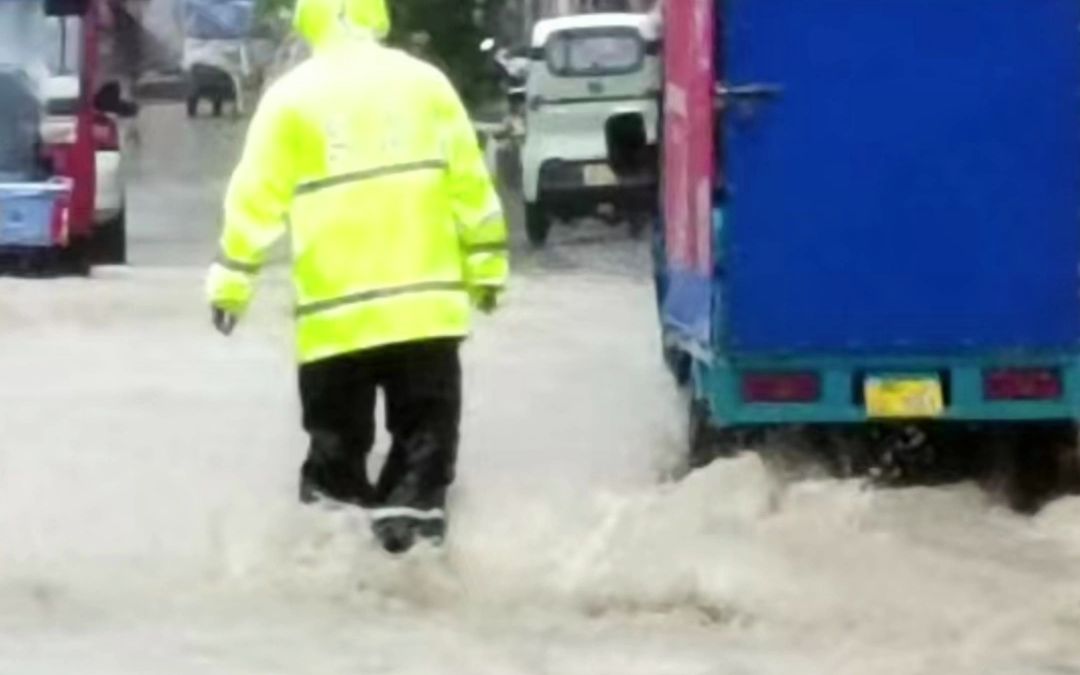 8月18日,福建屏南突降暴雨,交警逆行护畅全力保障积水道路畅通无阻!哔哩哔哩bilibili