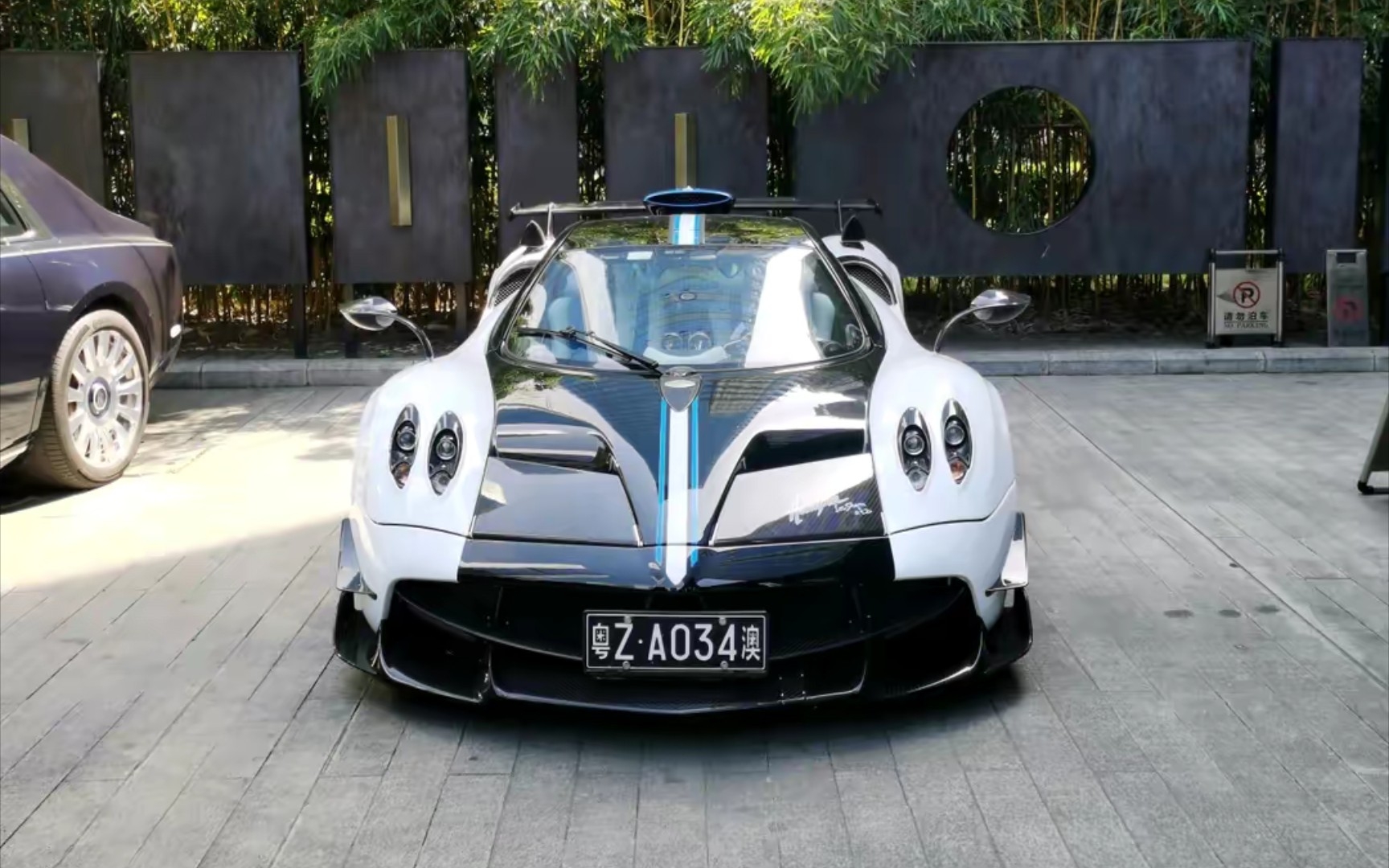 在石250开着帕加尼和助理开着同样配色的奔驰去酒吧!