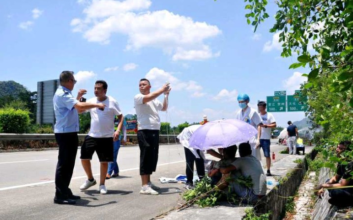 [图]四名新疆青年在广西勇救车祸被困人员 谱写大爱赞歌