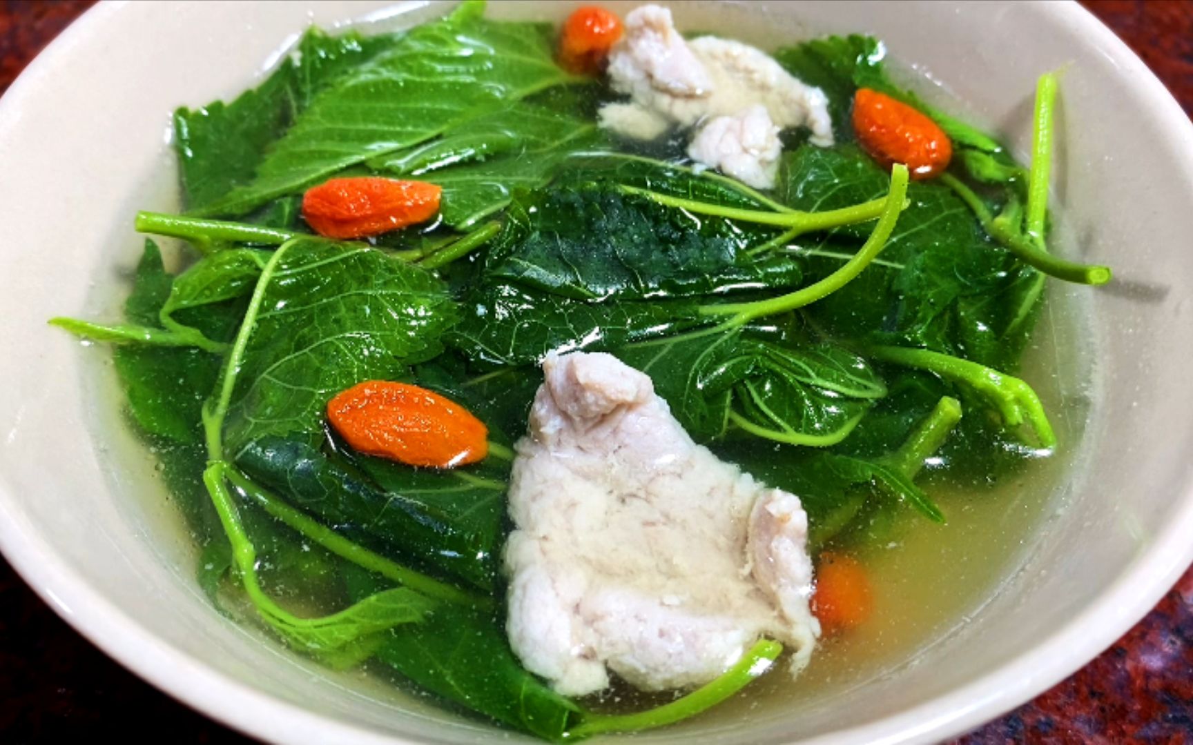 桑叶瘦肉汤功效和作用(桑叶瘦肉汤:减肥瘦身,润肤美容的神奇汤)