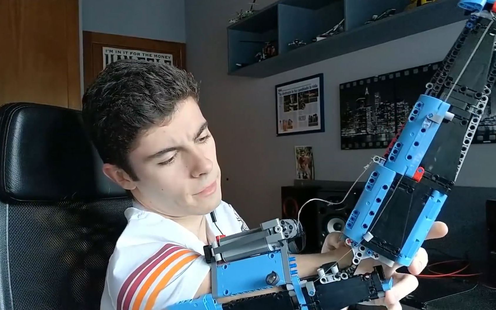 残疾小哥用乐高自制手臂