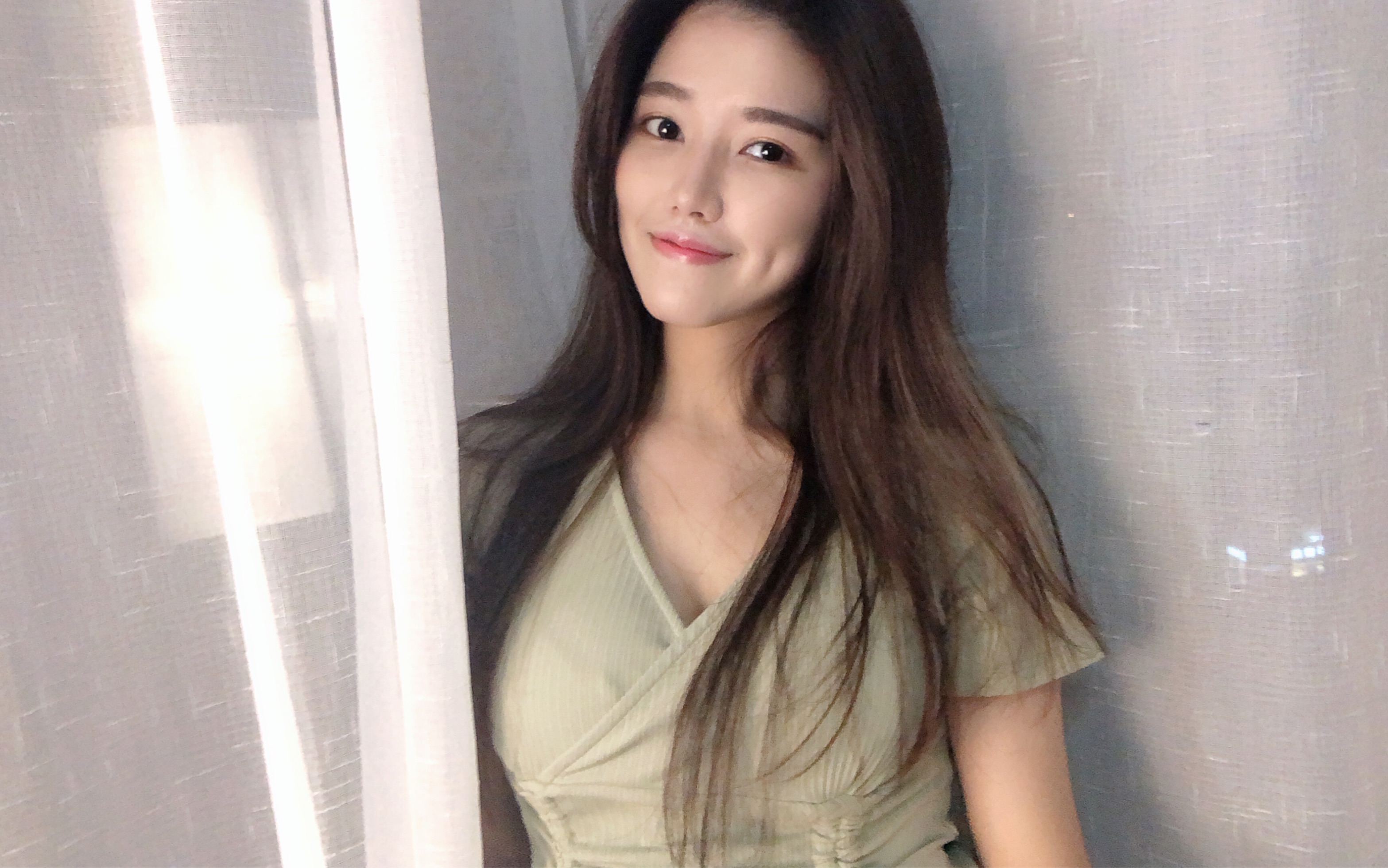 歌手甜宝,曾在街头路演,因为人美声音嗲,好多男粉丝等到深夜