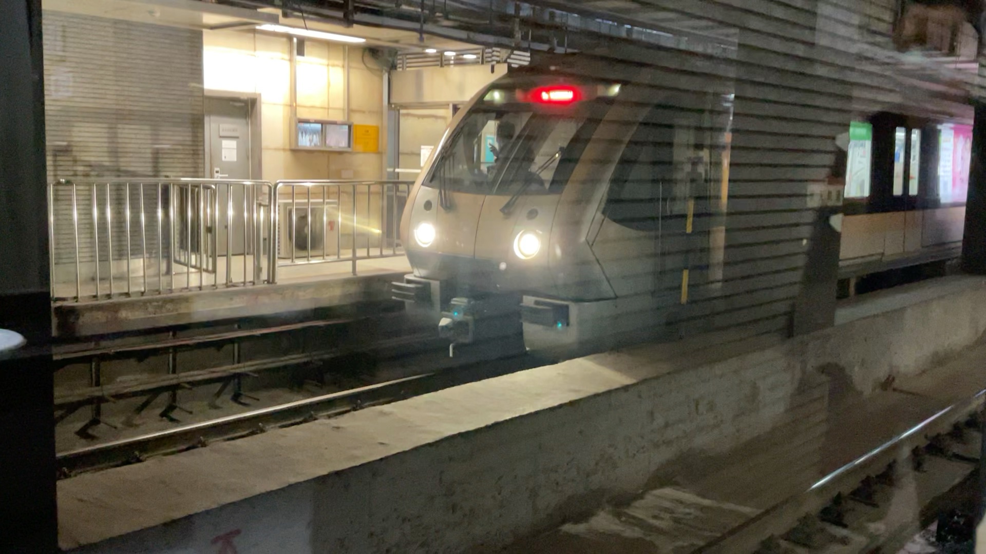 南京地铁10号线(015016)雨山路方向出站(元通站)_哔哩哔哩_bilibili