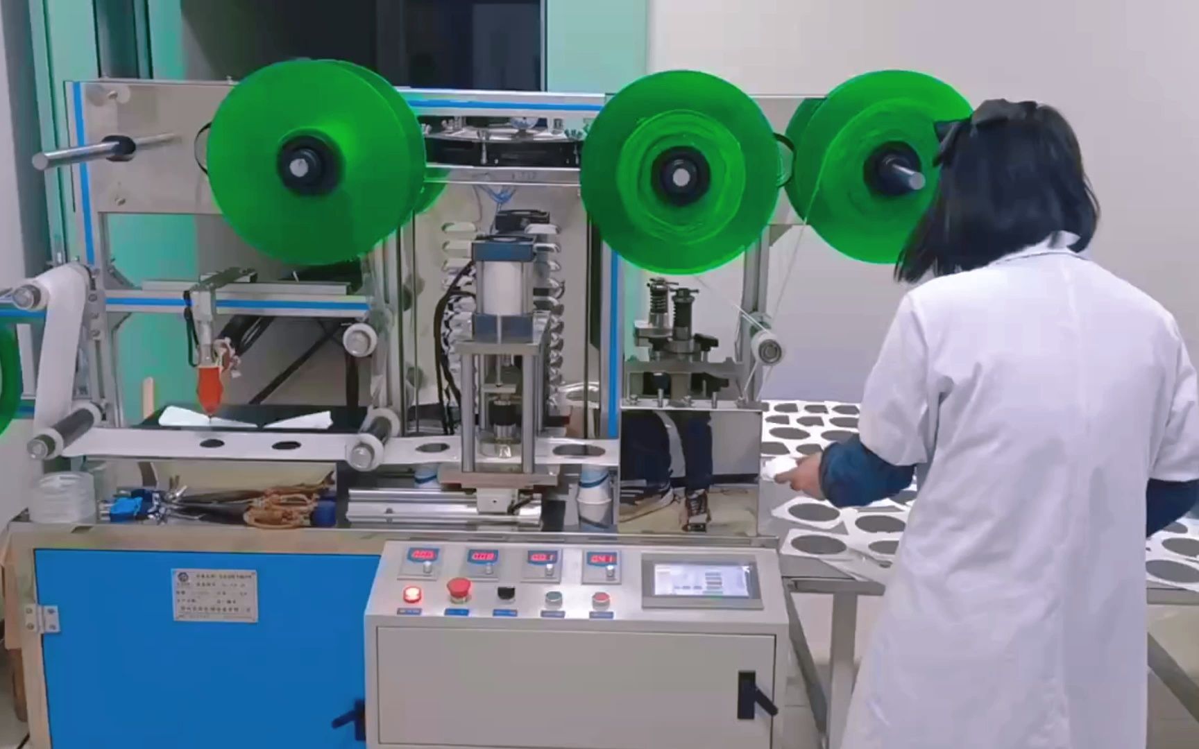 玖柒全自动膏药机:性能稳定,操作简单,支持定制,包安装培训