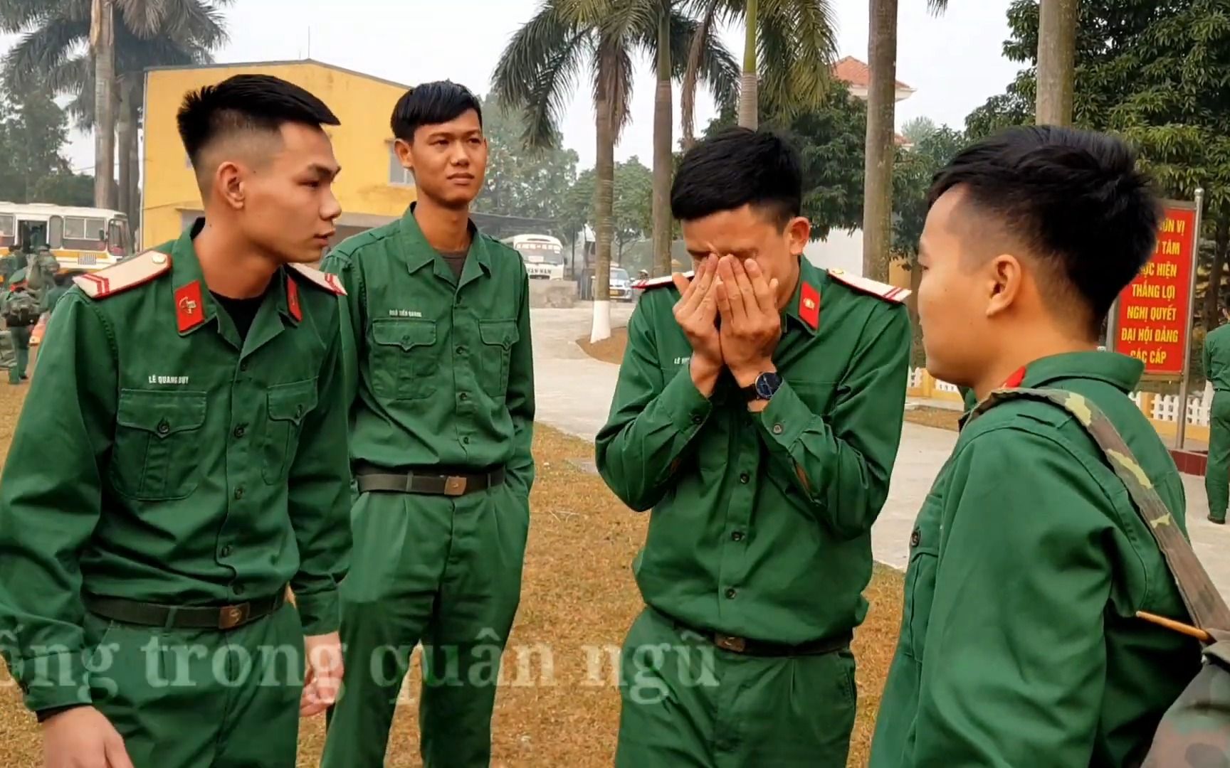 越南人民军送战友:同袍情深泪洒训练场