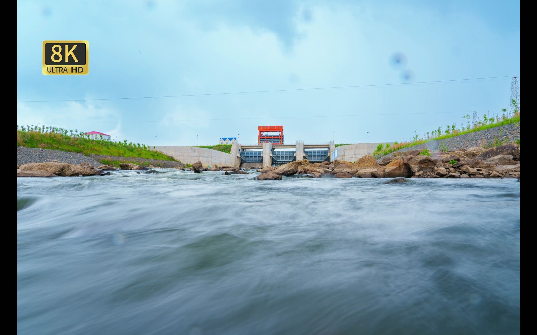 阴雨天的绥棱县阁山水库