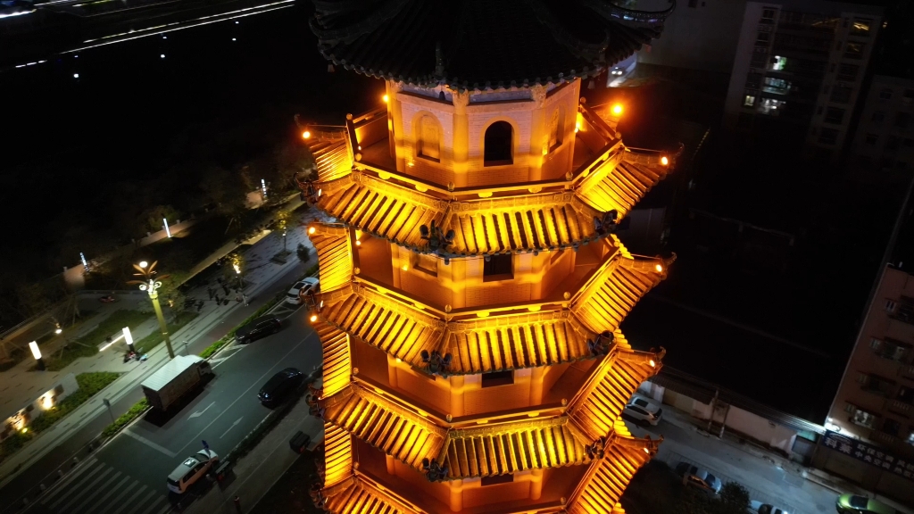 东莞常平 #袁山贝 #夜景 像不像雷锋塔呢?