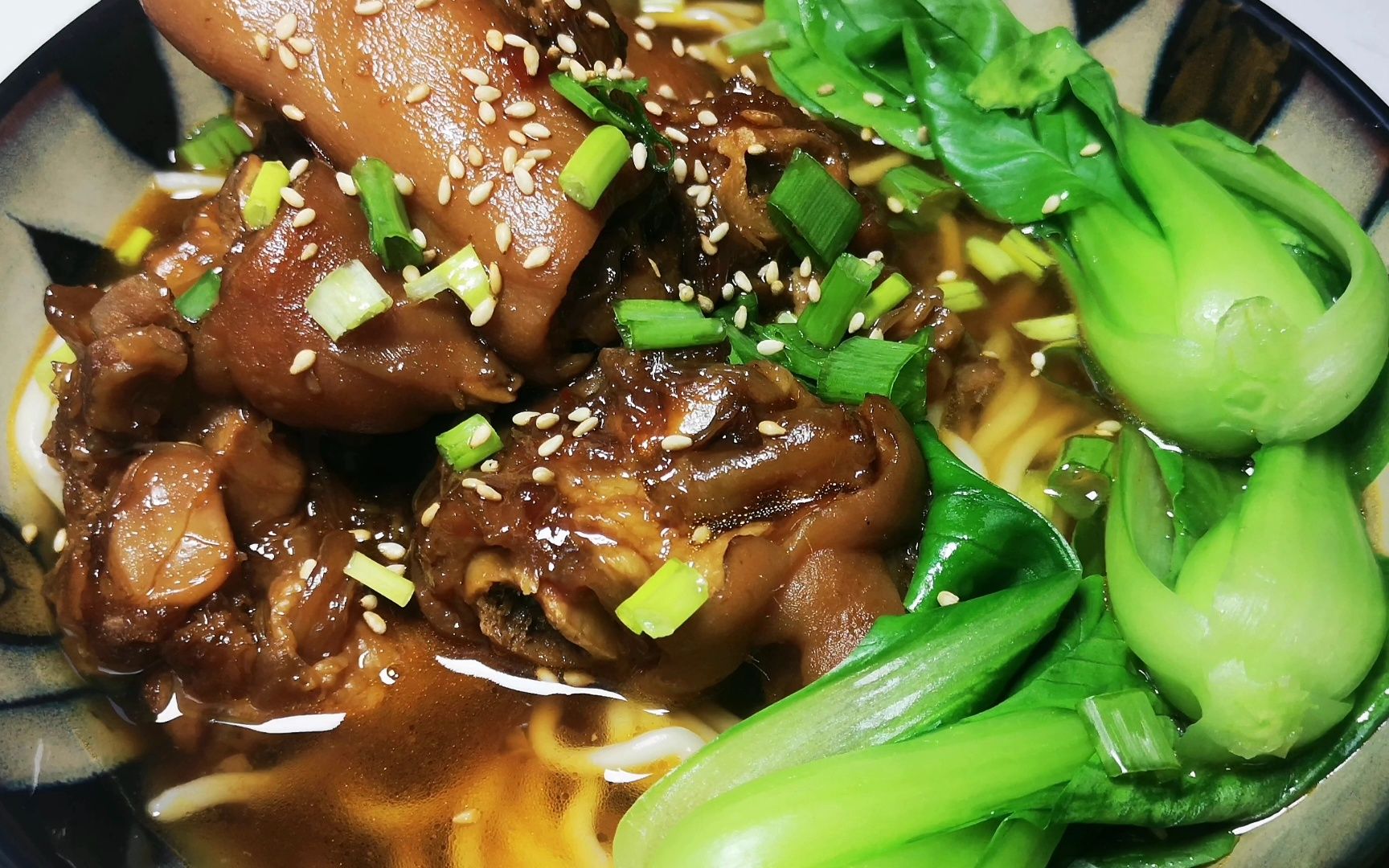 喷香扑鼻,软糯q弹的猪脚面,香嫩脱骨,好吃无腥味,美容还养颜