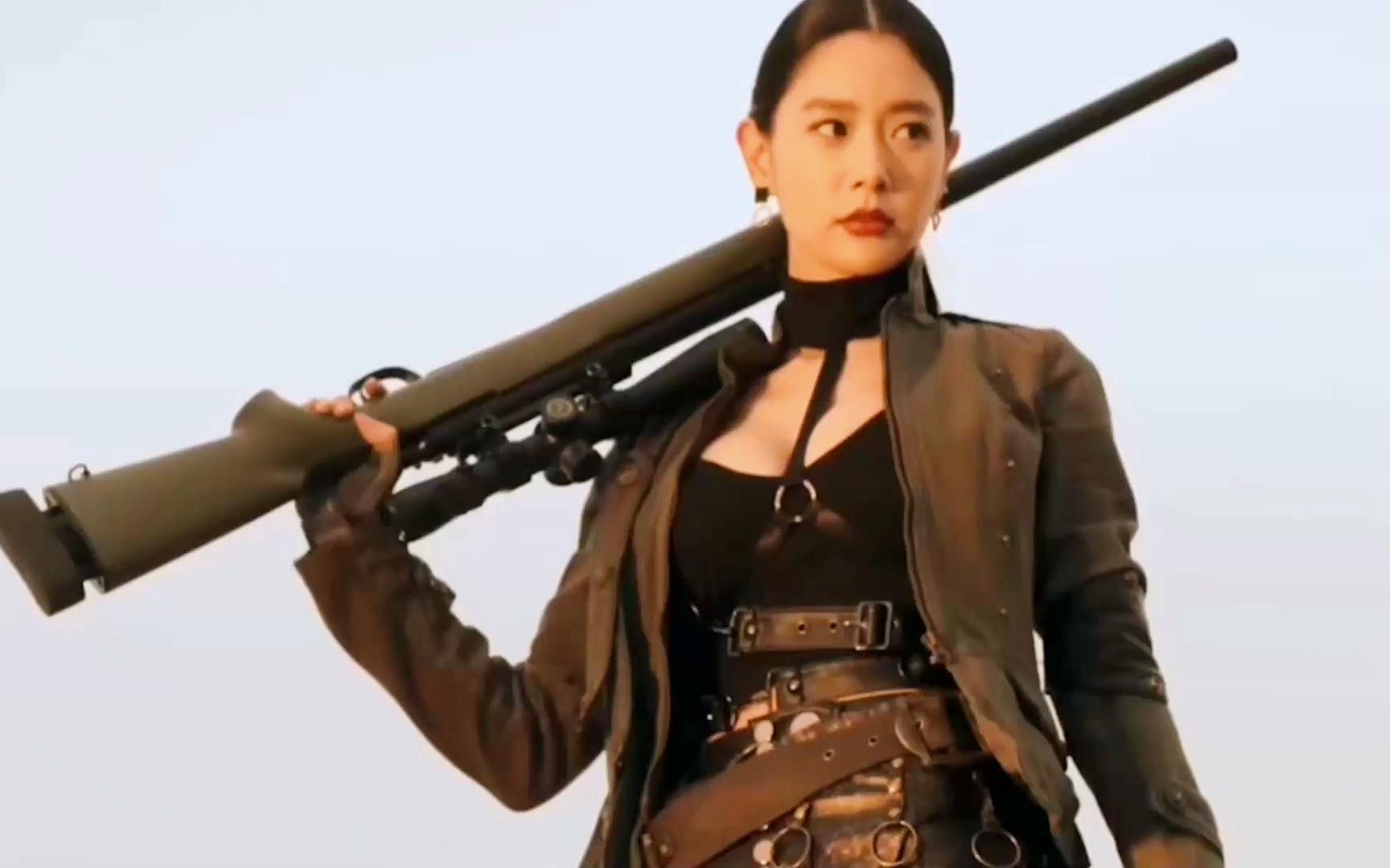 盘点美女性感身材合集,克拉拉化身狙击女王,狂野中带着性感!