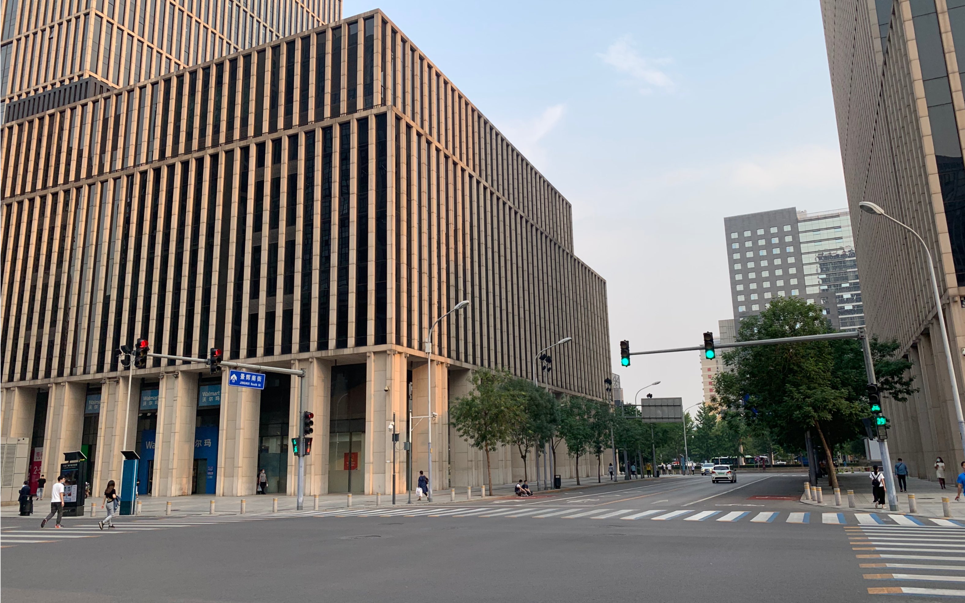 周五下班晚高峰的北京国贸万达