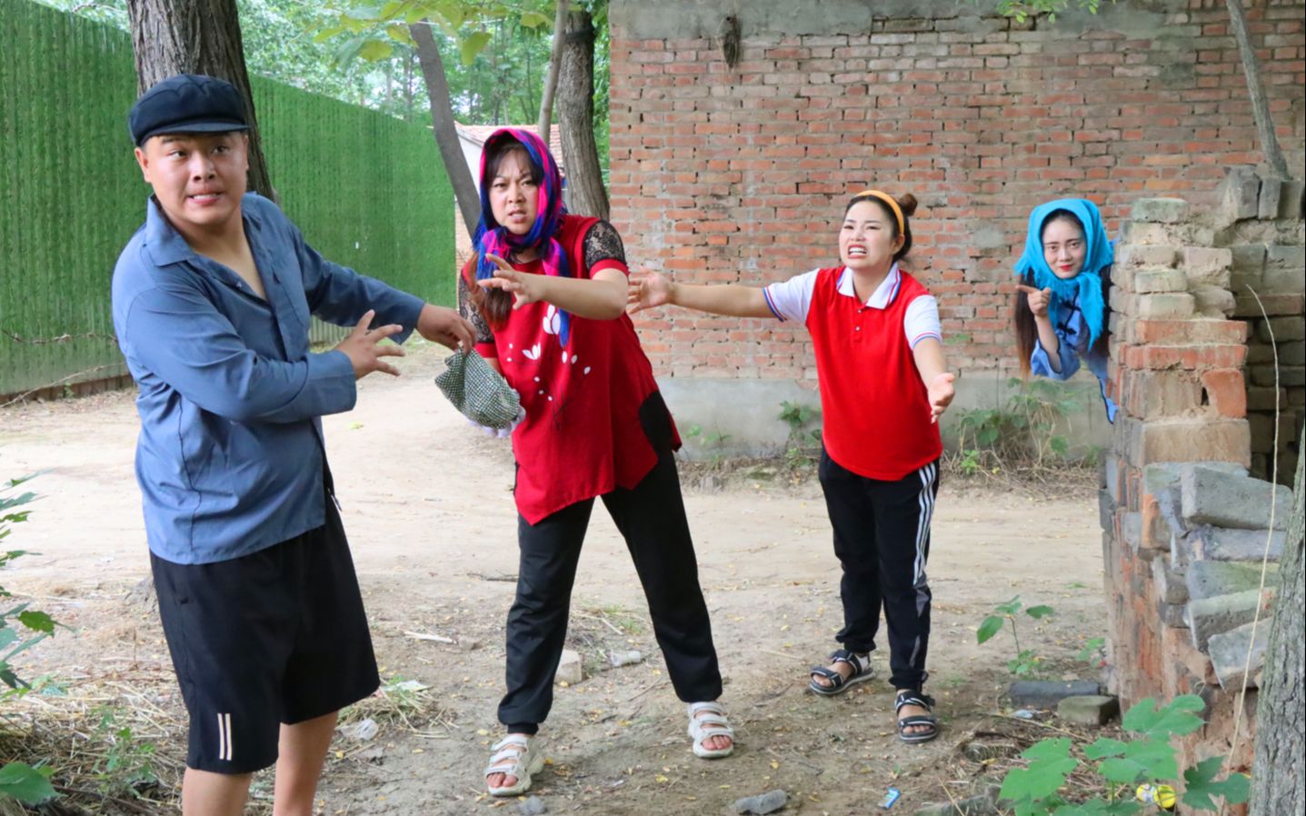 [图]路上遇到危险，傻妞哭着问妈妈“你要钱还是要我”，妈妈如何选择