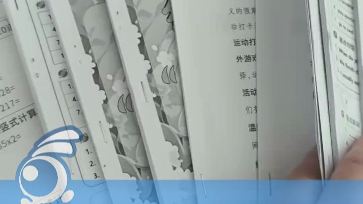 “为什么学校不统一打印作业"冲上热搜，家长吐槽：孩子每周要打印三四次学习资料，一学期仅单科打印费用最高就要花300元。别让家长成为作业