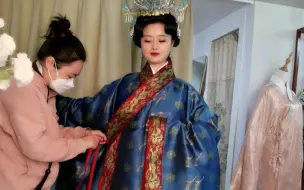 Descargar video: 宋代皇后翟衣穿法教程，娘娘果然要人服侍的！