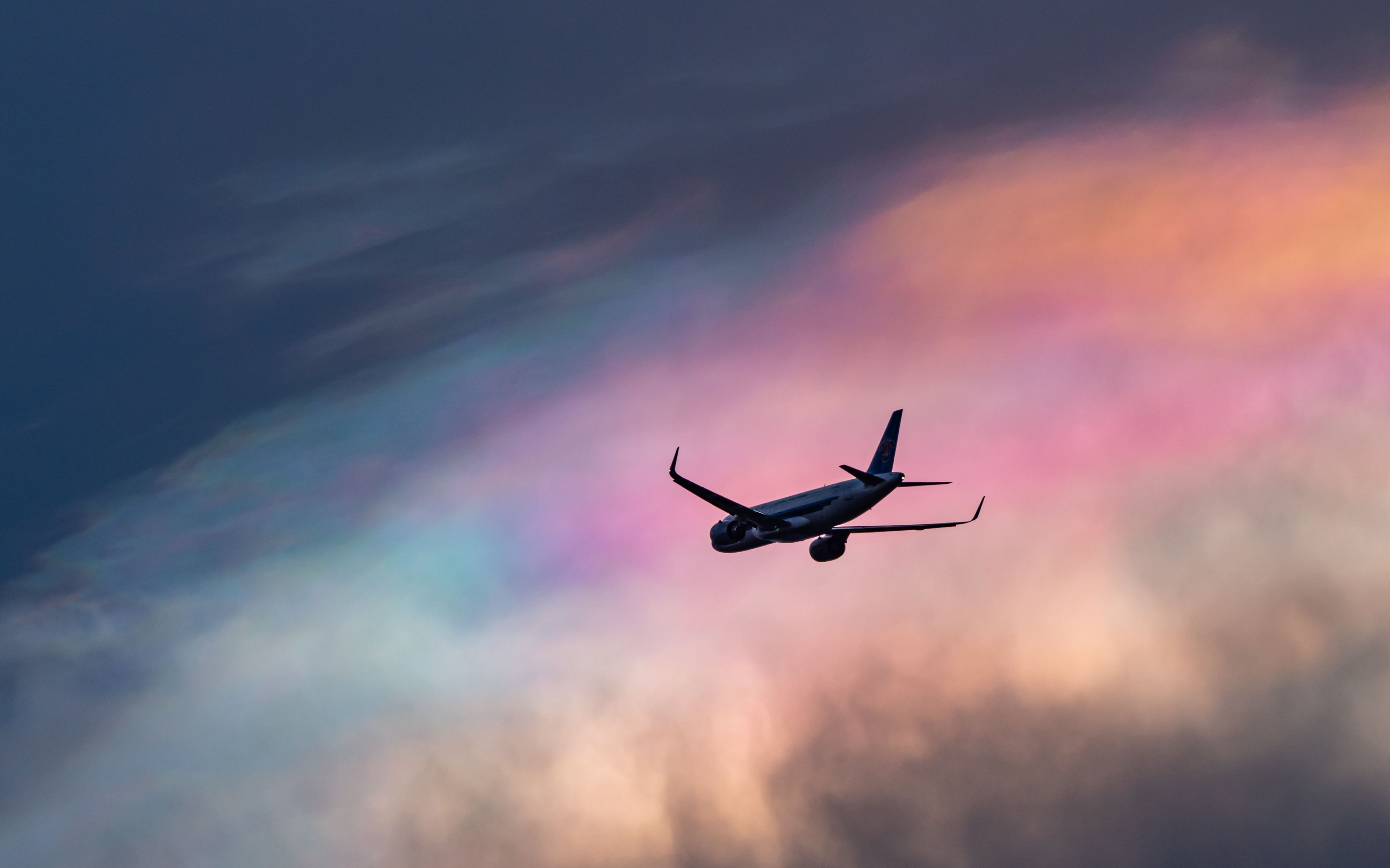 当飞机遇上七彩祥云