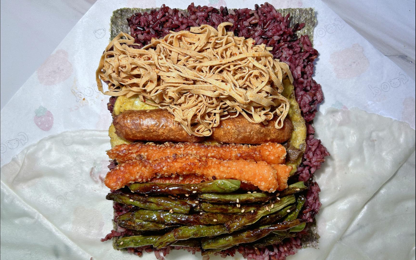 上班带饭卷个饭团，不洗餐具（干煸豆角 雪花鸡柳 拌干豆腐丝 烤肠 蛋饼 烧椒酱