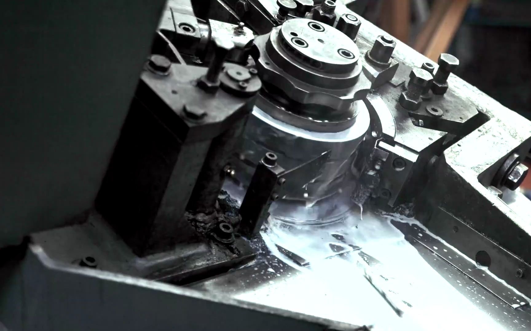 钢丝进去钉子出来,实拍钉子加工过程,解开我多年的疑惑