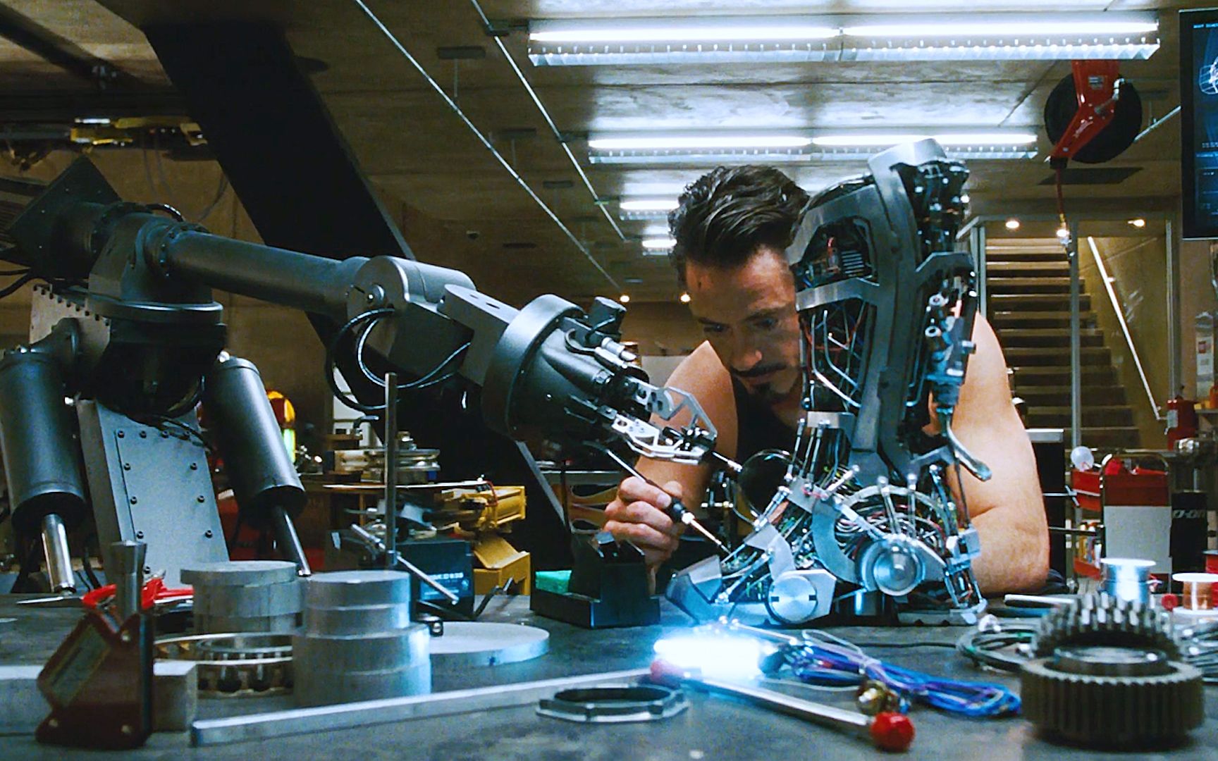 贯穿整个钢铁侠系列的独臂机器人,其实是托尼17岁的作品