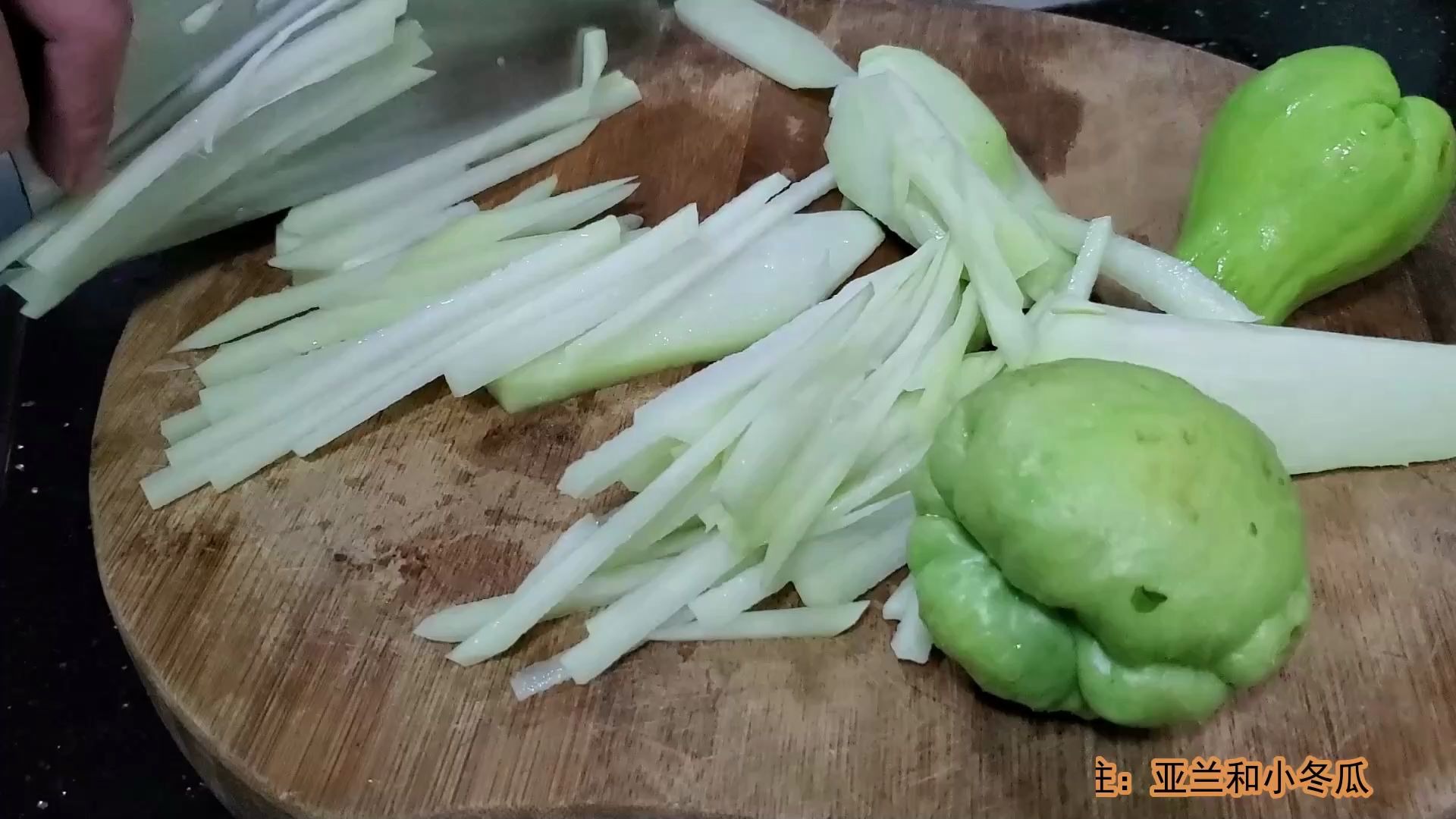 农村的兔儿瓜没人要,捡回来这样炒来吃,脆脆甜甜的好下饭