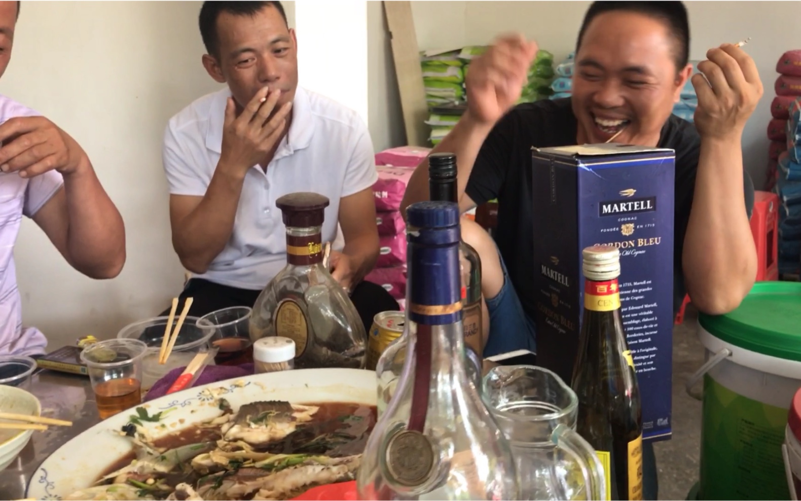 帮我数一下喝了多少瓶03吃个早餐跑来了一群酒鬼!我直接躺鸡94