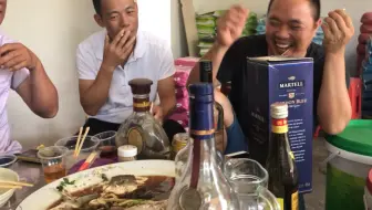 帮我数一下喝了多少瓶🤧吃个早餐跑来了一群酒鬼！我直接躺鸡🐔