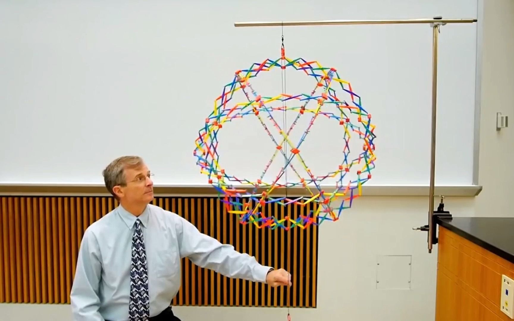 活动作品风靡全球的益智玩具霍伯曼球