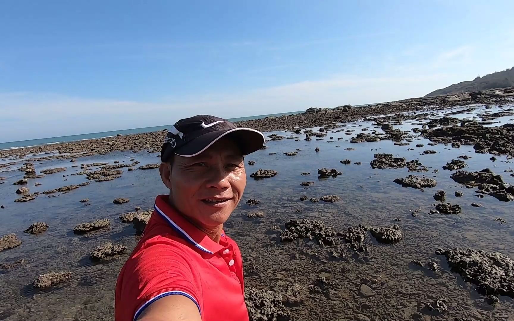 海南冬季赶海真暖和,阿文穿着短袖抓大货,徒手抓真是刺激