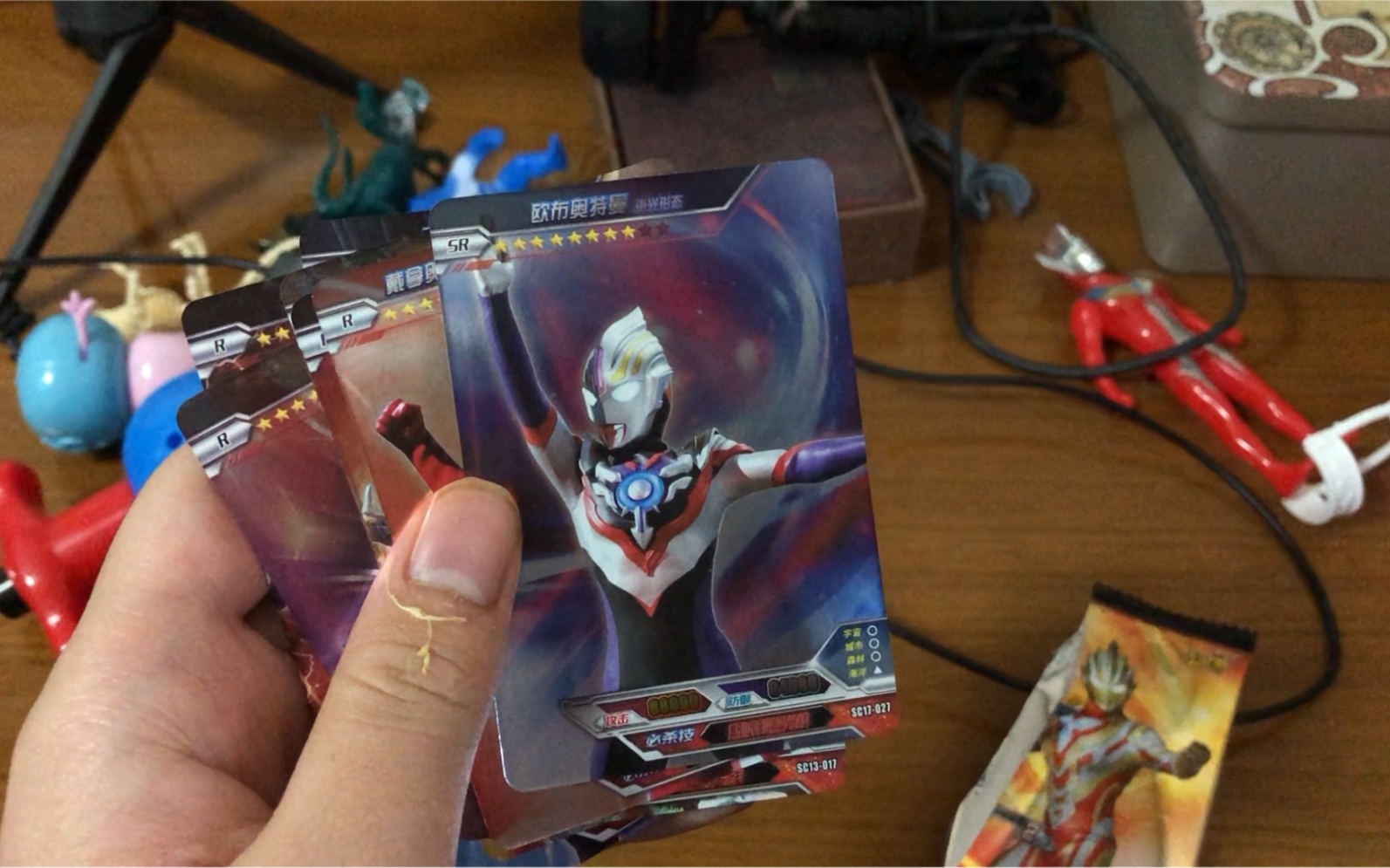 拆奥特曼经典版卡片拆出了欧布的sr卡