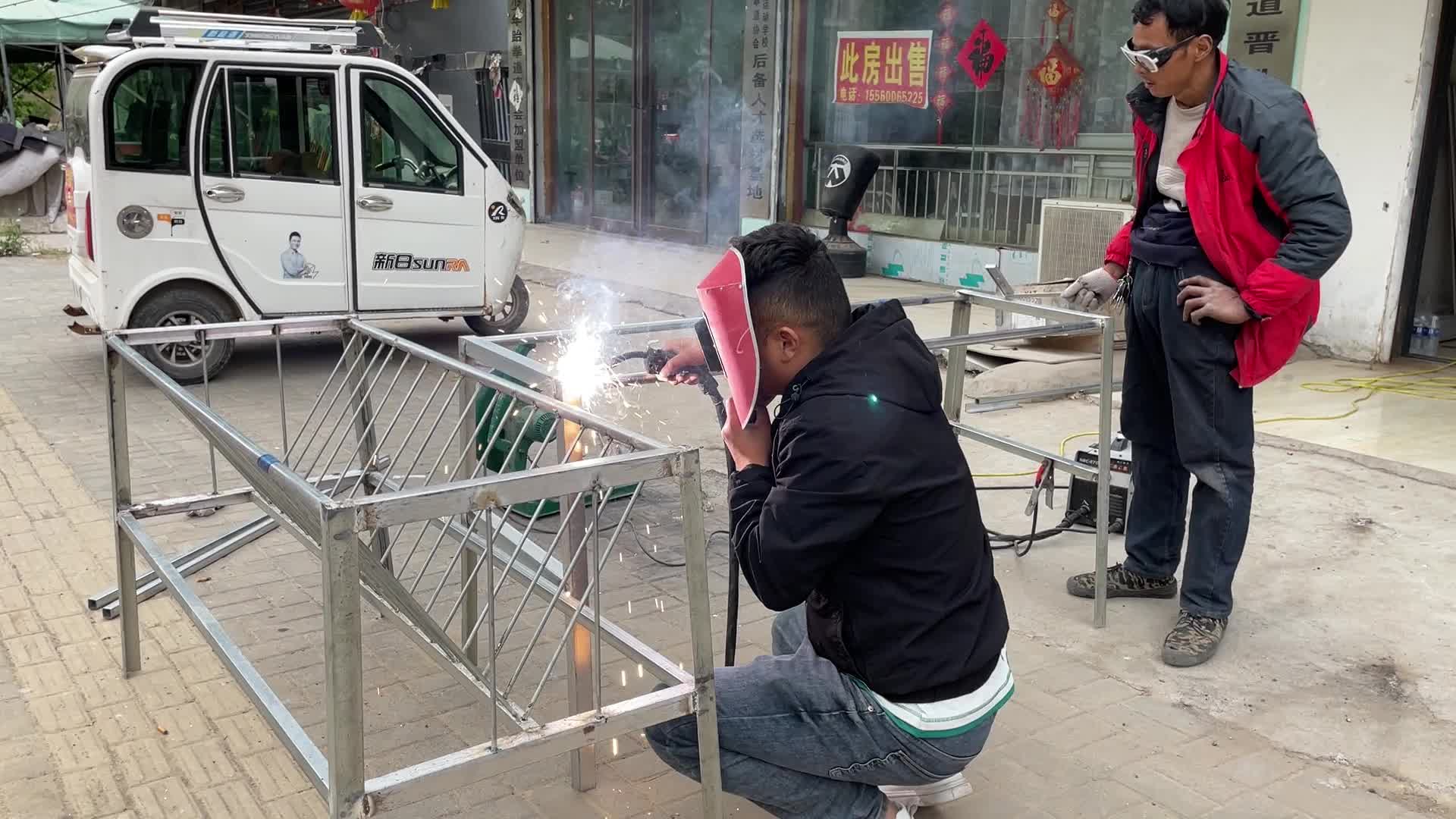 老爸一天焊了2个羊槽子,下午又有人预定狗笼子,这生意越来越好