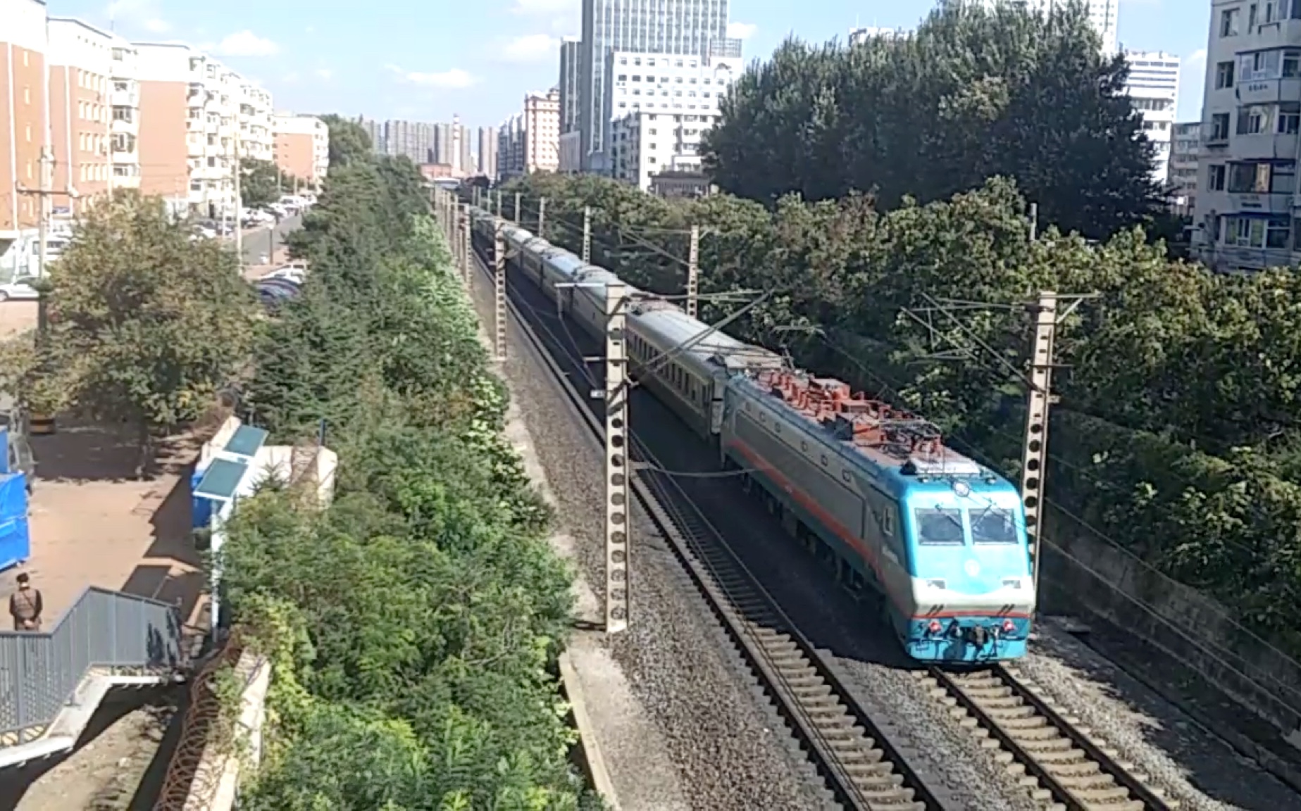 长春京哈线火车视频-ss9牵引25g快速列车上行快速通过