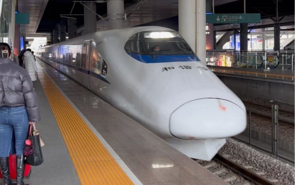 crh2a高铁列车进站