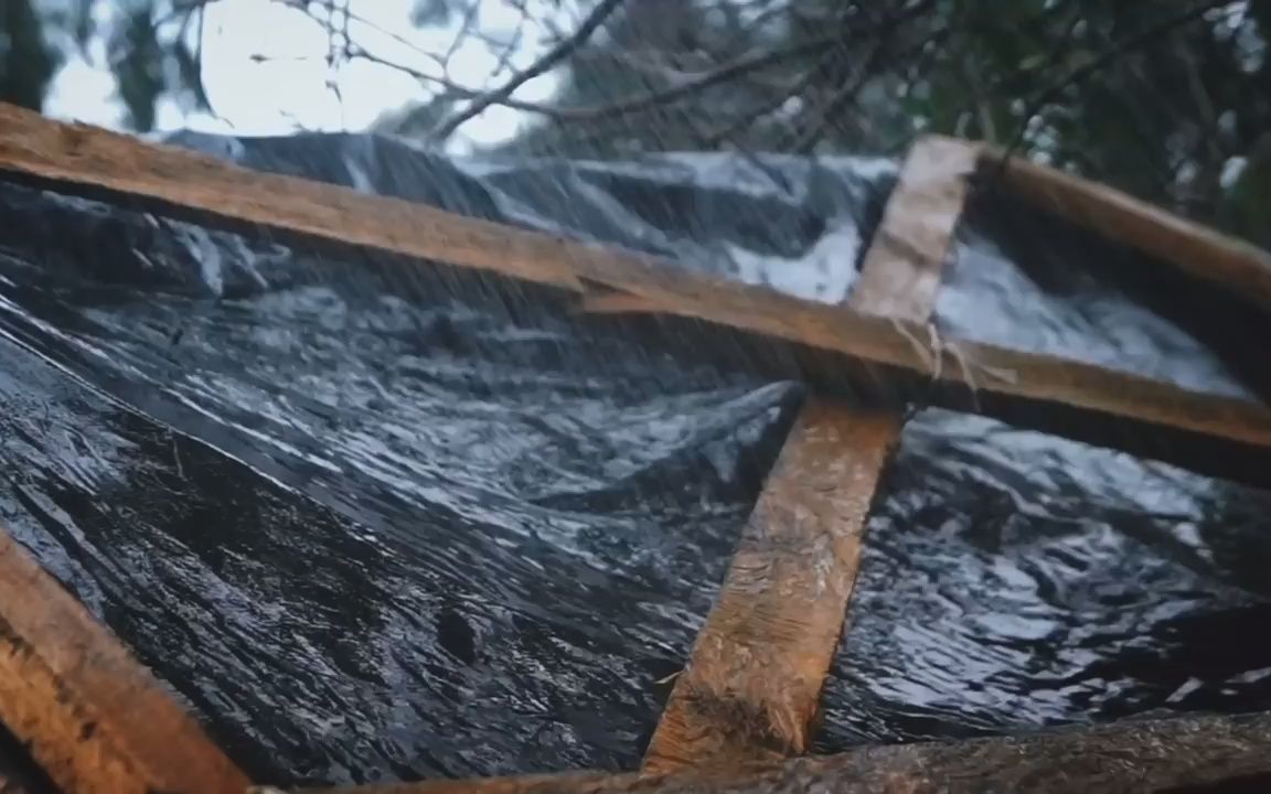 [图]独自在暴雨中深山中露营