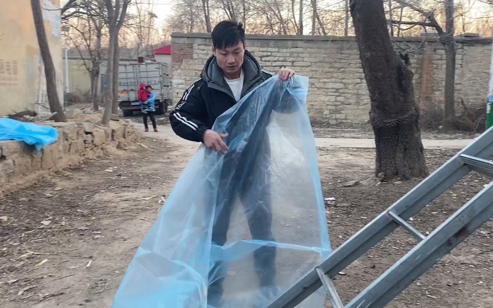 天气越来越冷,鹏鹏给猪搭建棚子保暖,农哥舅提建设性意见