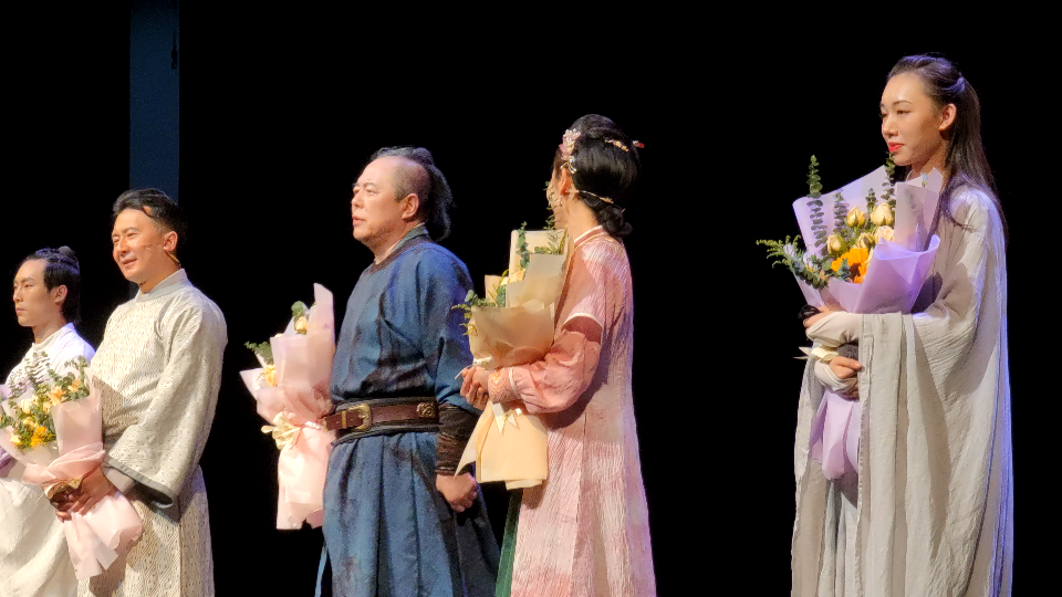 "皇阿玛"张铁林主演话剧《我爱桃花》广州大剧院谢幕记录小米11超大杯